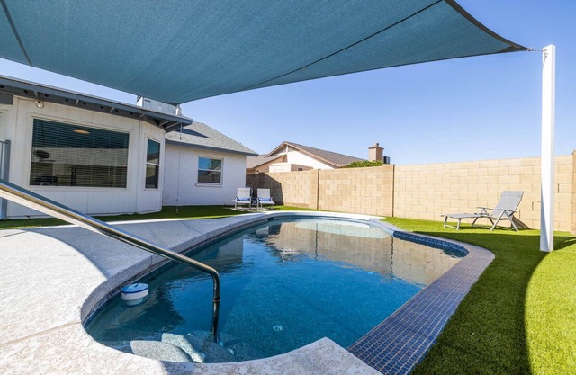 Walk to Cardinals Stadium -Heated Pool-Pool Table