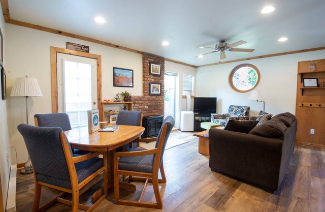Walk to Downtown! 2-bedroom with mountain views
