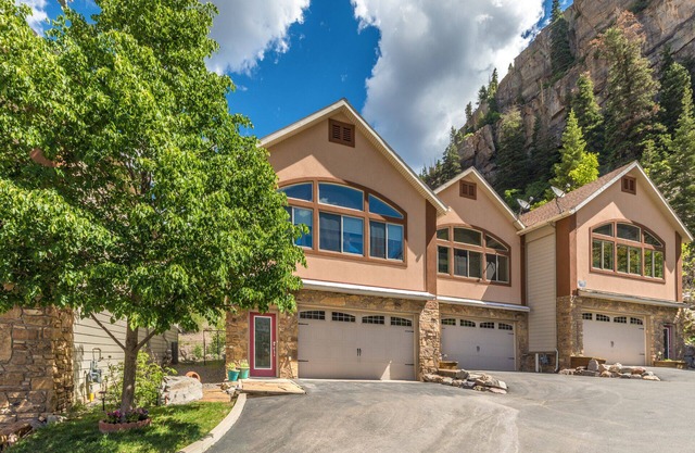 Walk to Downtown - Across from Ouray Hot Springs - Townhome with Balcony