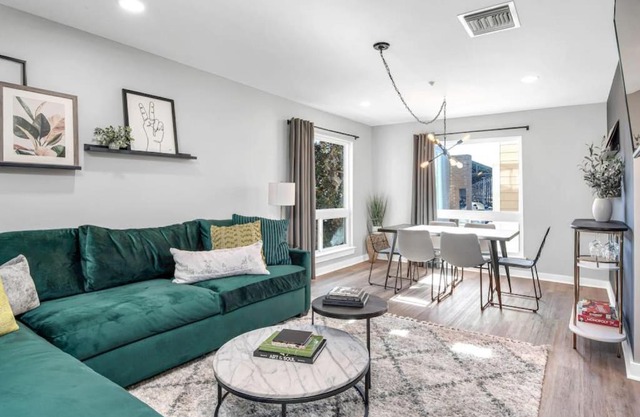 Walk to Downtown Broadway with Pool, Free Parking, and Gym