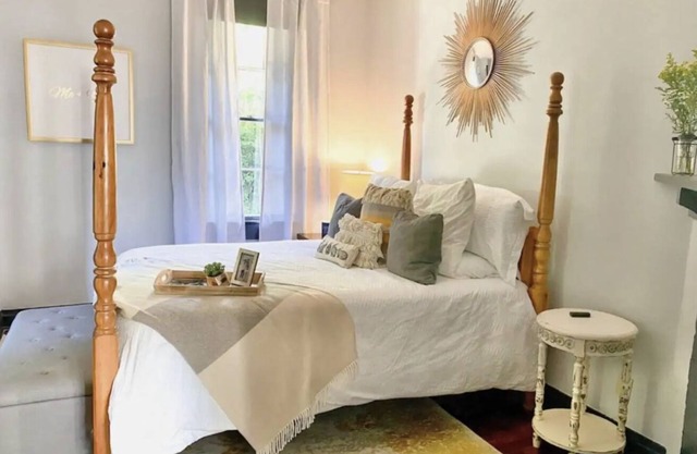 Walk to Downtown Monroe- The Blue Daisy Cottage