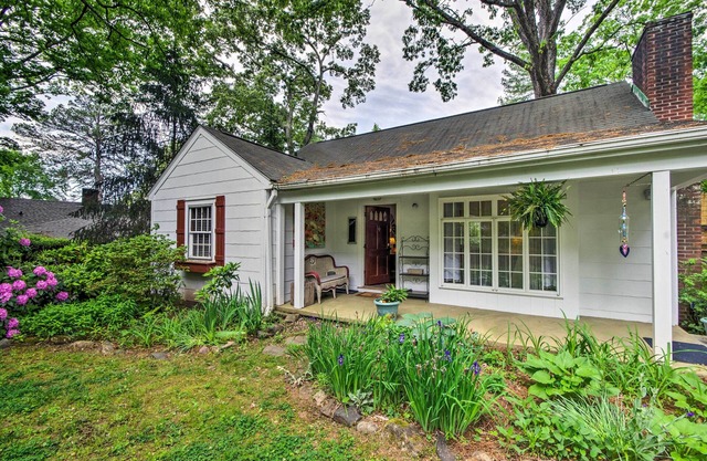 Walk to Downtown: Pet-Friendly Cottage in Tyron