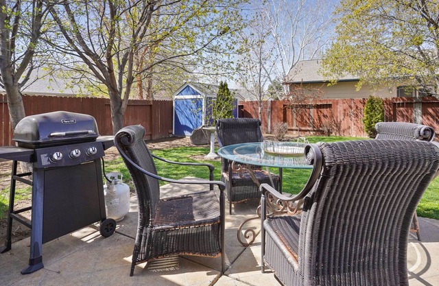 Walk to Dry Canyon, Pet Friendly, Fenced Yard, Smith Rocks, RV Parking