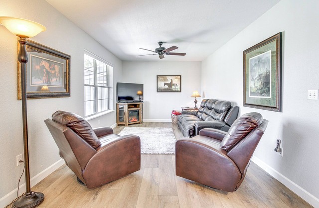 Walk to Dtwn Show Low: Townhome w/Balcony