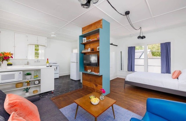 Walk to Food, Fast Wifi - Pastel Studio - Portoro