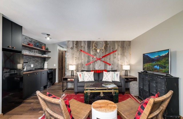 Walk to Gondola/Main Street. Remodeled King One Bedroom