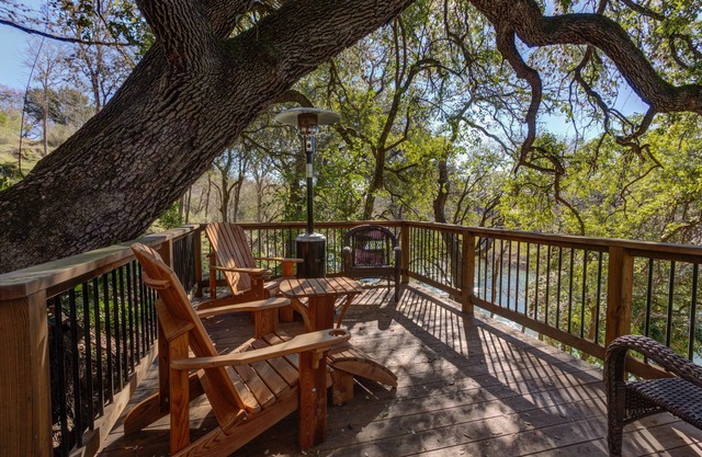 Walk to Gruene Private access to Guadalupe River Cascading Decks in the trees