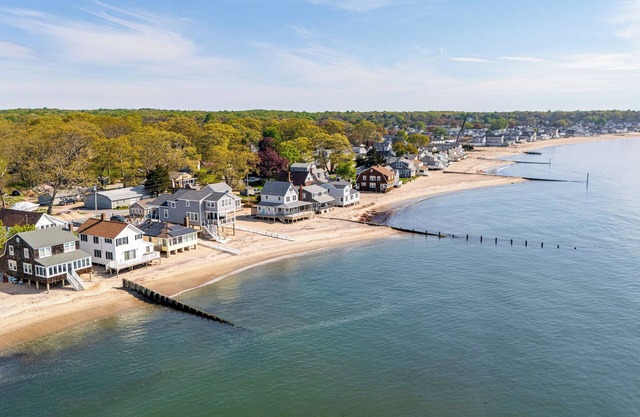 Walk to Hawk's Nest Beach: Coastal Old Lyme Apt