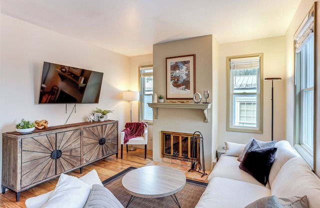 Walk to Hot Springs: Updated Retreat in Dtwn Ouray