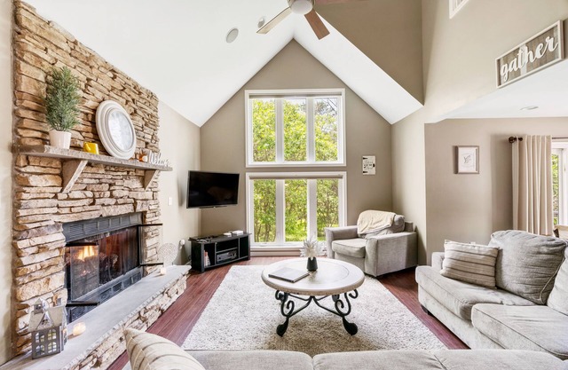 Walk to lake beach & pool. 5br with hot tub & game room