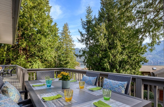 Walk to Lake & Beaches! Pets Welcome