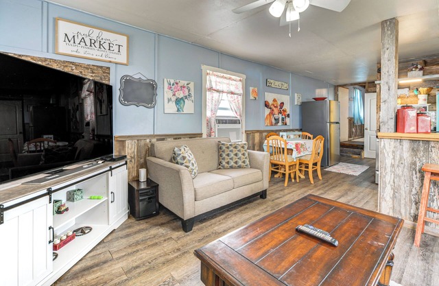 Walk to Lake Buchanan: Cottage Near Wineries!