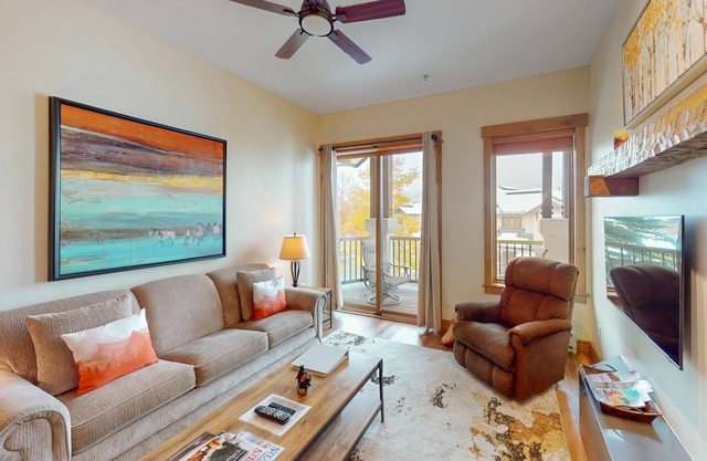 Walk-to-lift condo w/shared hot tubs/pool/gym & amazing mountain views