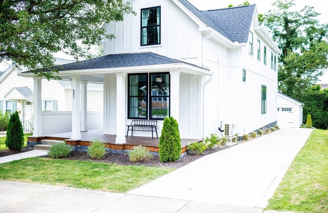 Walk to ND stadium 1 mile, close to downtown, game room w/arcades- golden tee