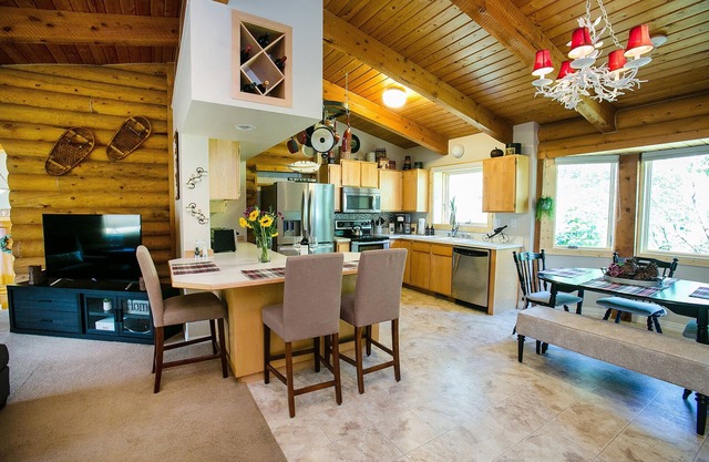 Walk to Ned, perfect for families, theater room, ping-pong, heated garage!