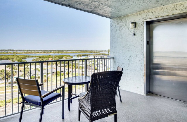 Walk to Ocean: Daytona Beach Shores Condo w/Pool!