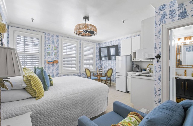 Walk to Ocean! Pool! Free Wifi! Valet! Bikes! Kitchen & Ample Amenities!