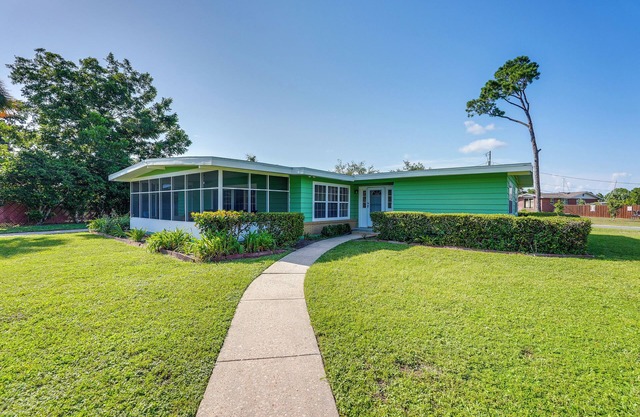 Walk to Ocean: Home in Panama City Beach!