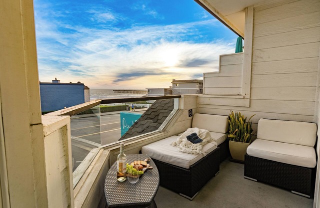 Walk to Pier! 2BR w/Ocean Views, Shared Bar, Firepit & Lounge Area