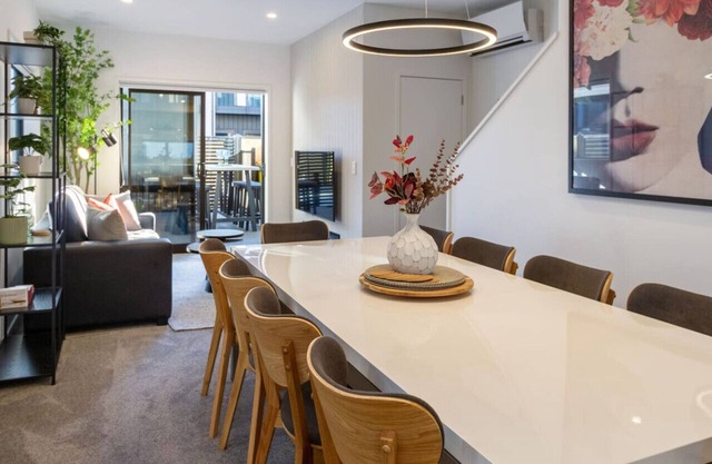 Walk to Riverside Market: 4 bed 4 bath w/Car Park