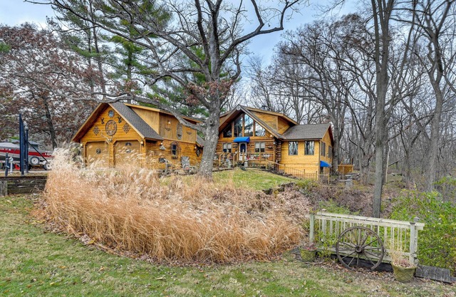 Walk to Saylorville Lake: Spacious Home w/Deck!