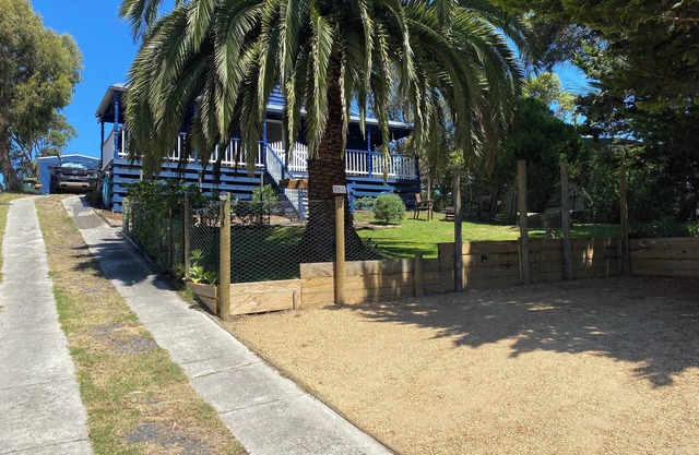 Walk to Shops/Beach, Linen supplied, Pet Friendlyn*5 Nights+ Special Pricing*