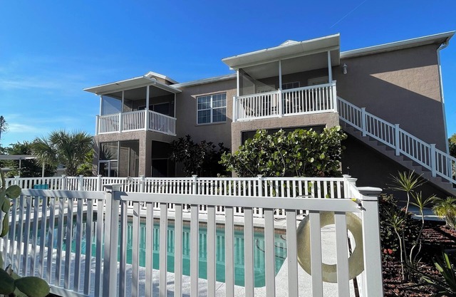 Walk to Siesta Key Beach. Beautiful condo with pool.