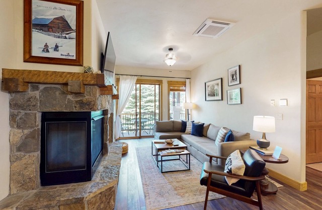 Walk to Ski/Eat Condo w/Fireplace, AC, Pool, Hot Tubs, Balcony, & Mtn Views