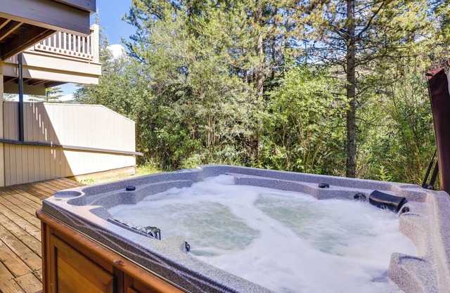 Walk to Ski Lifts: Townhome w/Hot Tub in Keystone