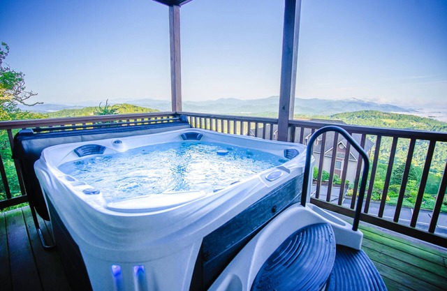 Walk to ski slopes! INCREDIBLE MTN VIEWS,SUNSETS, HOTTUB, FIREPLACE