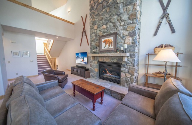 Walk to ski slopes! Private hot tub and garage!