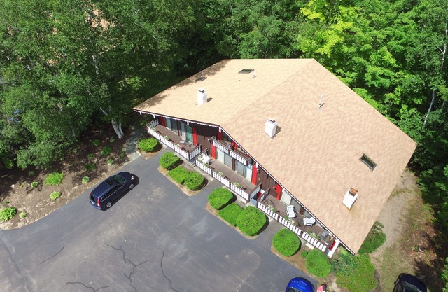 Walk to Story Land! Updated Condo! Great Location! WiFi-TV-AC and Pool!