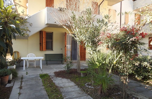 Walk to the beach! 5 bed apartment, ground floor with parking space.