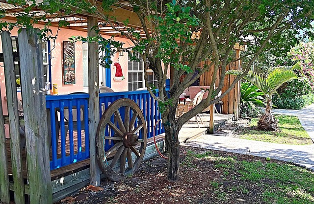 Walk to the beach, Adorable Garden Apartment