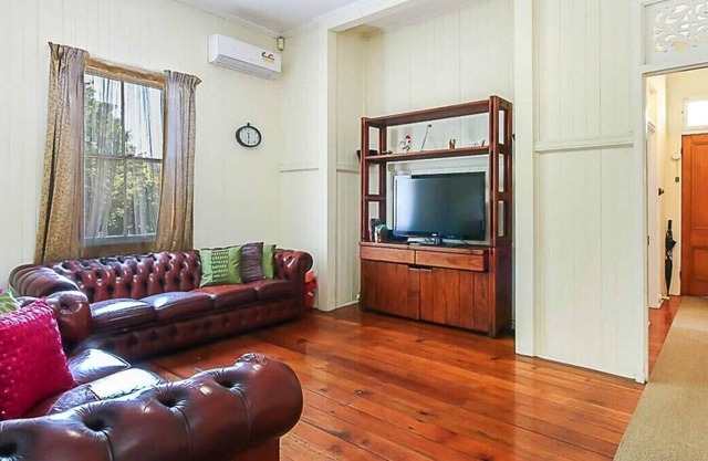 Walk to the ☆GABBA☆ Charming Character Home