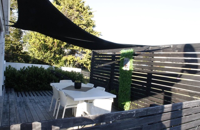 Walk to the hot pools, 3 minutes to the beach and pet friendly