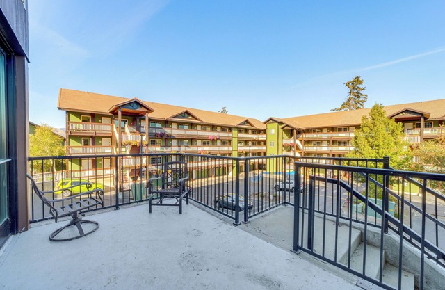 Walk to the Lake: Chelan Condo w/Mtn Views!