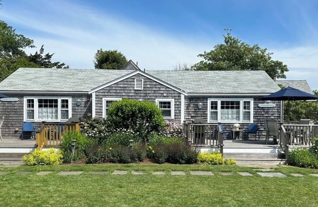Walk to Town! Bike or Bus to Beach! Charming Cottage on Quiet, Private Lane