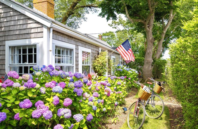 Walk to Town from Beautiful Cottage w/Guest House & A/C 3bed/3bath!