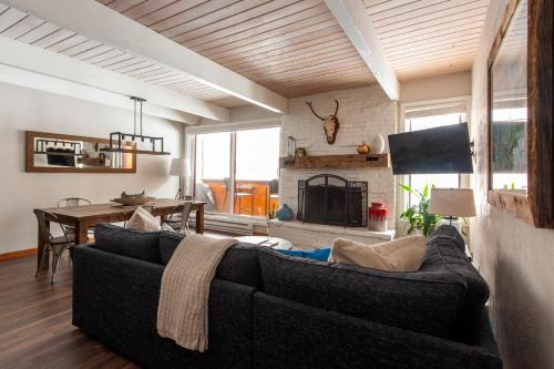 WALK to Town, Hikes, & Ski Lift! Pool & Hot Tubs!