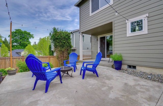 Walk to Trails & Golf: Sedro-Woolley Retreat!