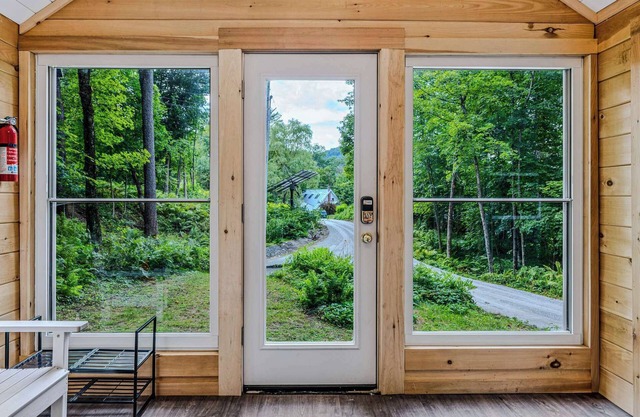 Walk to Trails & Village +Pets - Highland Cabin