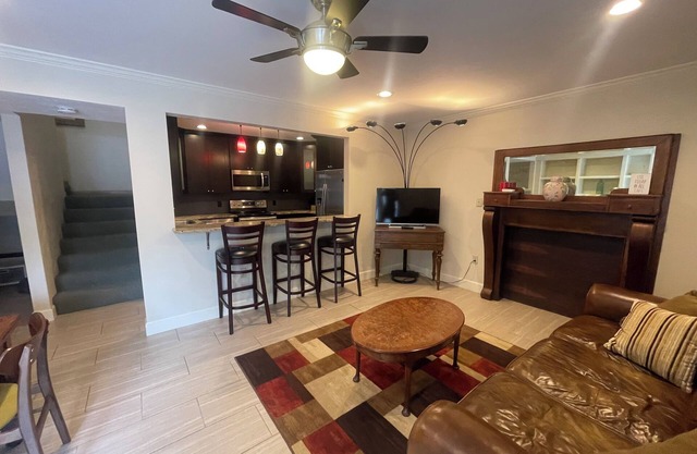 Walk to UF campus-2 bedroom Townhome off University Avenue near Westgate Publix!