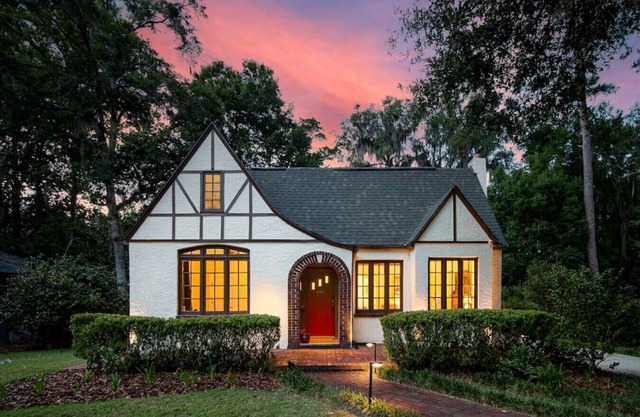 Walk to UF Stadium! Fabulous Chic Historic Home