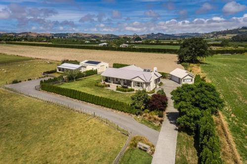 Walk to wineries - large home