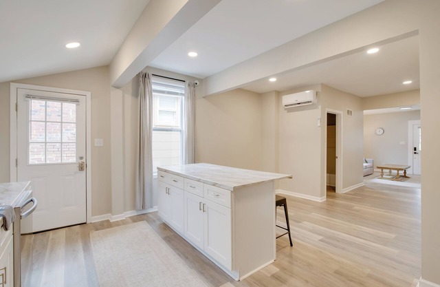 Walk to Wku, Bars & Dining! Updated Duplex Home