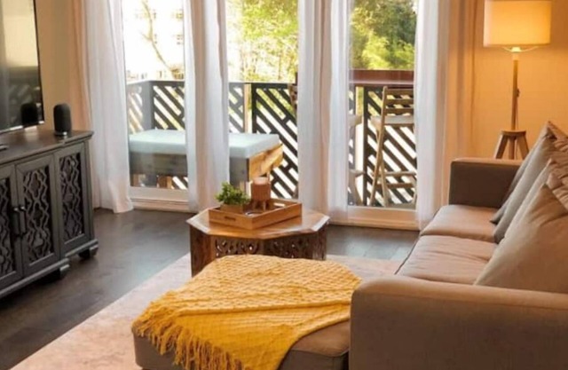 Walkable Getaway in the QC SoEnd!