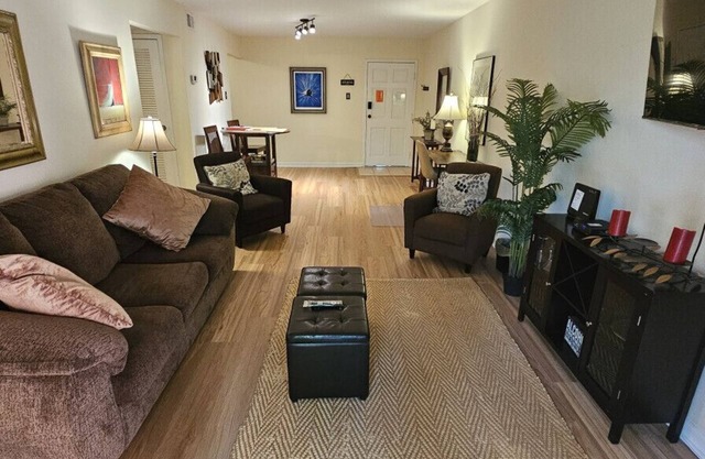 Walkable to Sanford Stadium or downtown w/view!