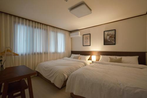 Walking Distance to Sindorim Station, 3 Rooms, 4 Queen Beds, 2 Bathrooms, 1 Minute to Yeongdeungpo Station Bus Stop