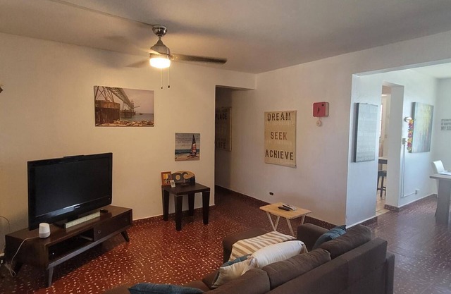 Walking Surfers nQuiet and comfortable house near to beaches and restaurants.